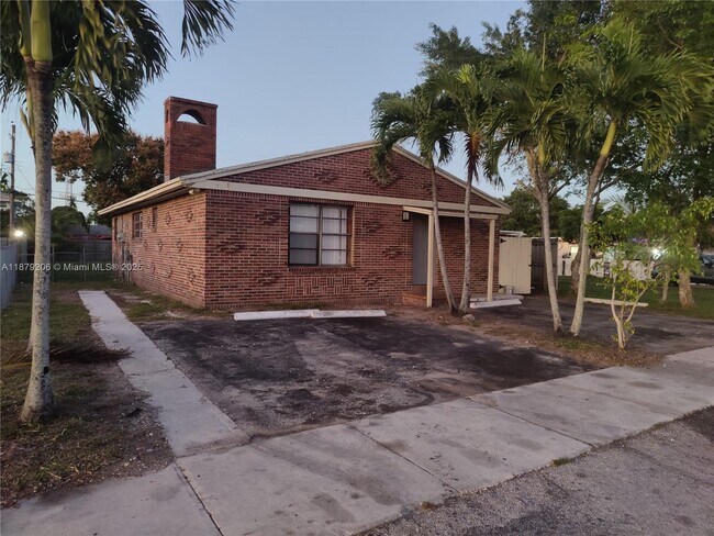 Building Photo - 6137 Pierce St
