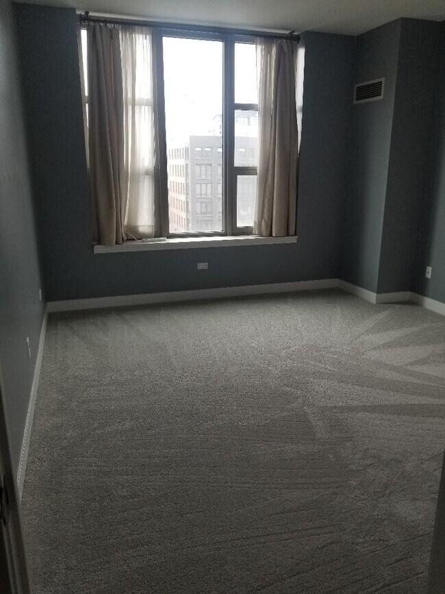 Building Photo - Extra Spacious Corner 1 Bed Condo set in Chicago's Desirable West Loop Neighborhood! Ready 6/1!