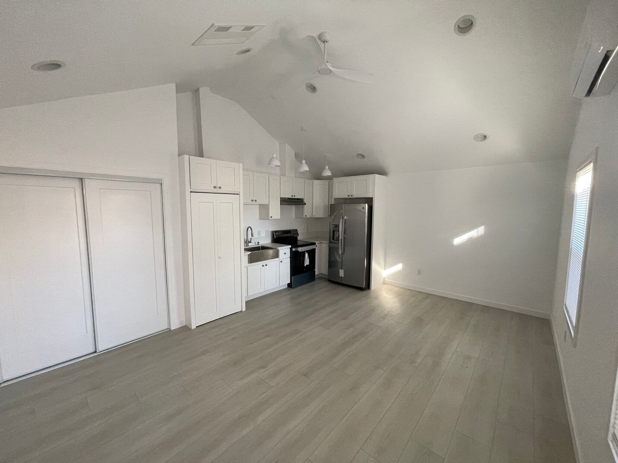 Building Photo - 225 1/2 W 56th St