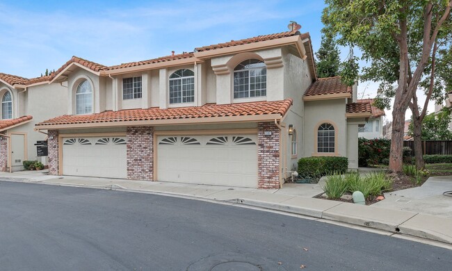 Primary Photo - Newly Remodeled Townhome in Desirable Comm...