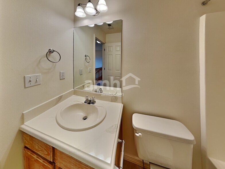 Building Photo - 10766 N Cypress