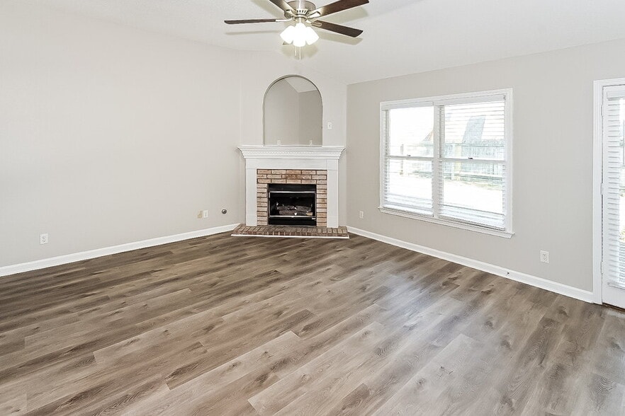 Building Photo - 1960 Chimneyrock Blvd E