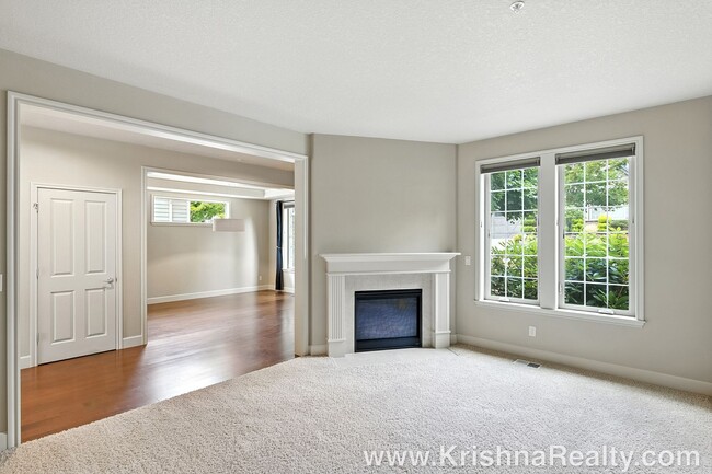 Building Photo - Gorgeous 6 BD* 3 BA* Single Family Home Located In Charming Arbor Meadows In Portland! **Minutes ...