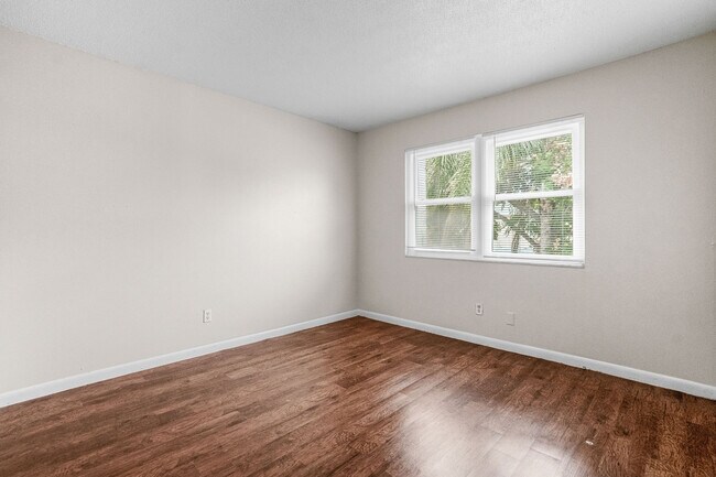 Building Photo - 2078 Loma Linda Way N