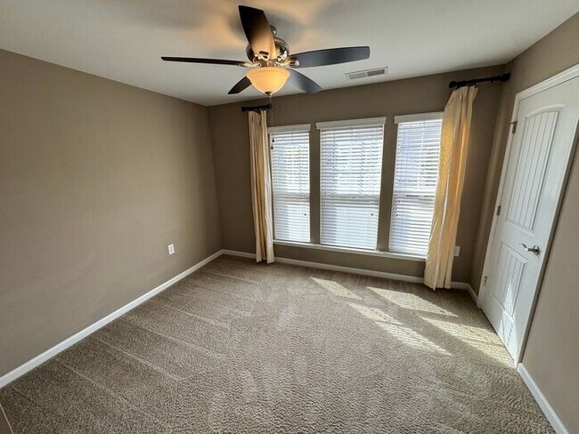Building Photo - Like new 3 Bedroom townhouse with 2 car ga...