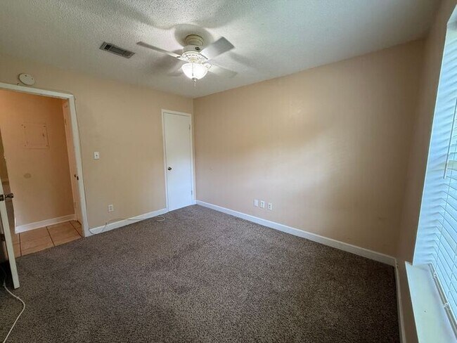 Building Photo - Pensacola - Ferry Pass - 2 bedroom, 1 bathroom - lawn care included