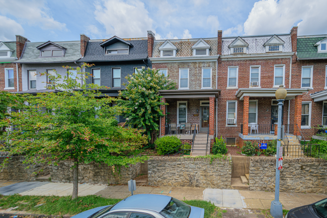 Building Photo - 611 Otis Pl NW