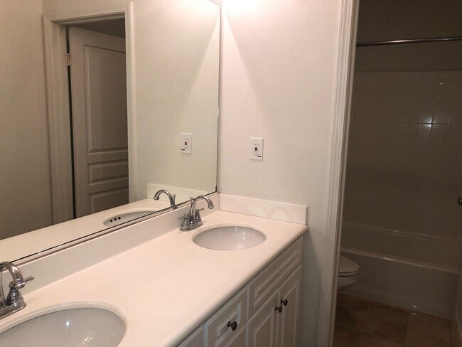 Building Photo - Wow, A Woodbury 3 BD, 2.5 BA Townhome