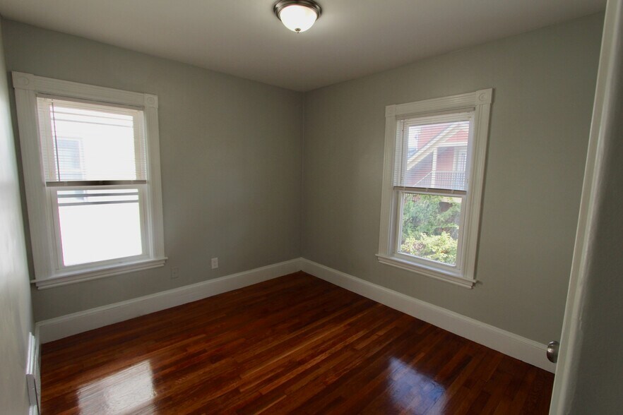 Building Photo - 34 Russell St