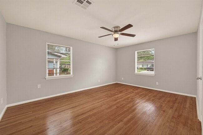 Building Photo - 226 W 4th St