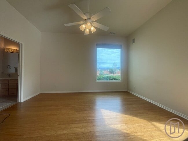 Building Photo - Sunny, spacious home in a prime cul-de-sac location!