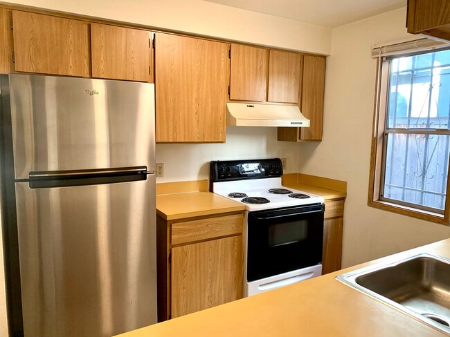 Building Photo - Spacious 2 Bedroom Condo - Located Near Seattle University