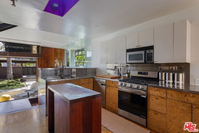 Building Photo - 615 Woodlawn Ave