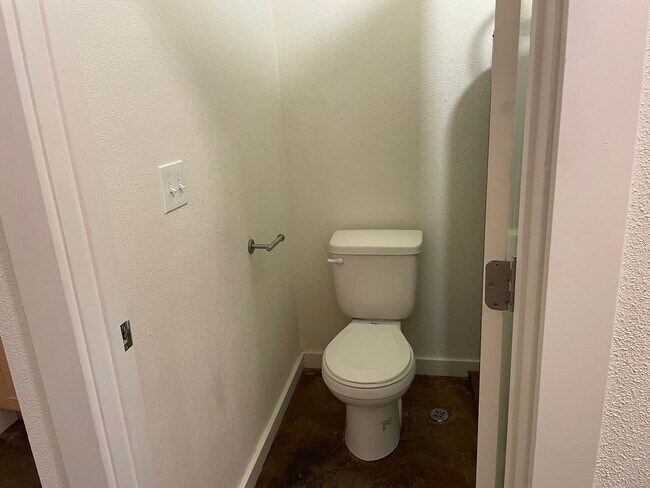 Building Photo - 320 S Asbury St