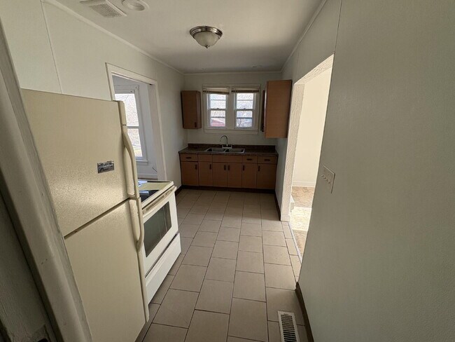 Building Photo - Move in ready home for lease.