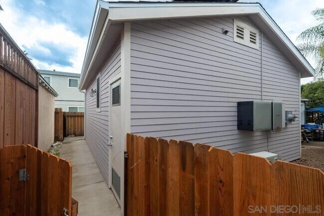 Building Photo - 4821 Monroe Ave