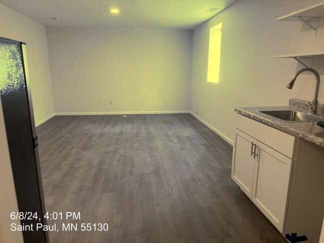Building Photo - 903 Burr St