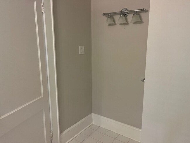 Building Photo - 3 bedroom, 2 bathroom