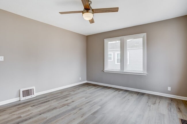 Building Photo - Updated 2 Bed, 1 Bath