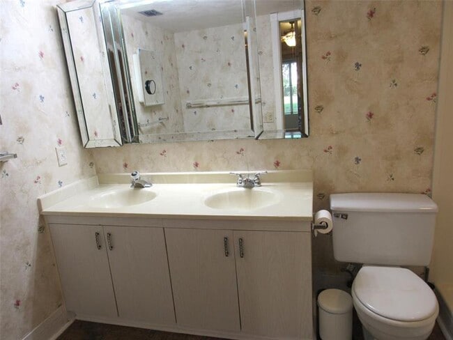 Building Photo - 2804 Victoria Way