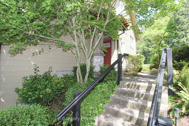 Building Photo - 13824 N Creek Dr
