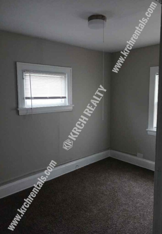 Building Photo - 3-Bed Home with Fireplace and Detached Garage