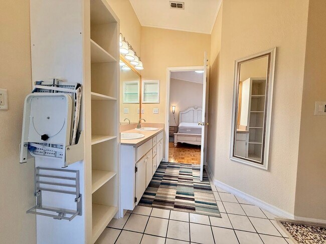 Building Photo - Beautiful Centrally Located 3/2