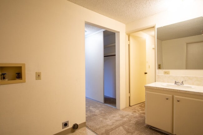 Building Photo - FREE RENT: Garden-Level 2 Bed 2 Bath with ...