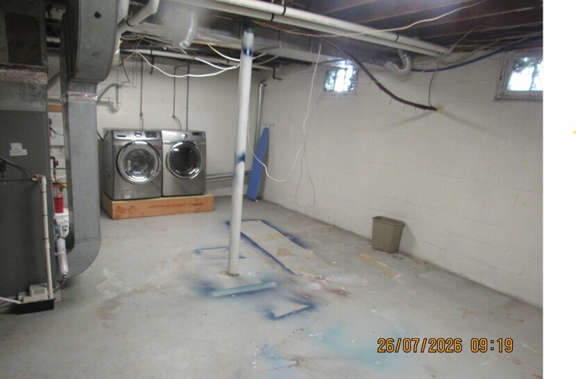 bsmnt w/washer dryer heater humidifier - 114 Maple St
