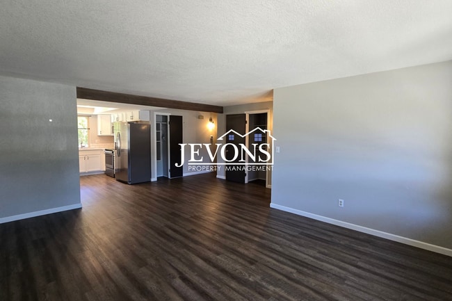 Building Photo - Spacious 3BD/2BA Yakima Home w/ Fireplace, Fenced Yard & 2-Car Garage – $500 Move-In Special