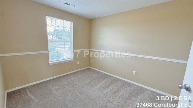 Building Photo - Remodeled 3 BD | 2.5 BA Home - Sandy