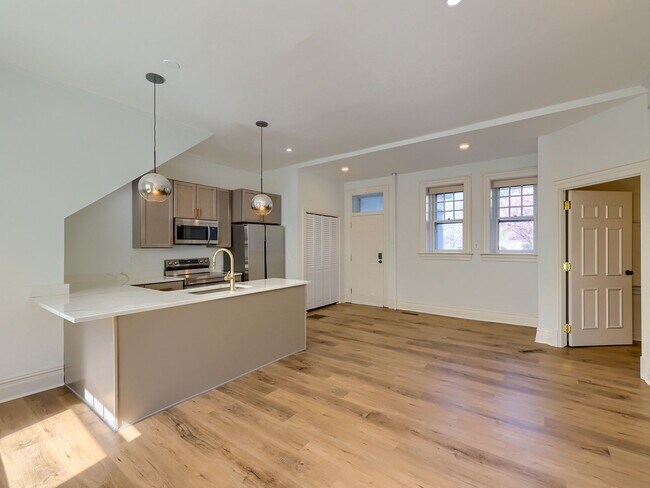 Building Photo - 1701 N Front St