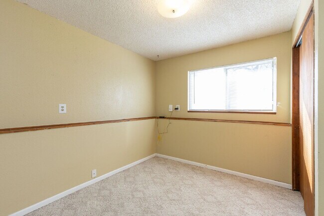 Building Photo - NW Longmont Spacious Tri Level.