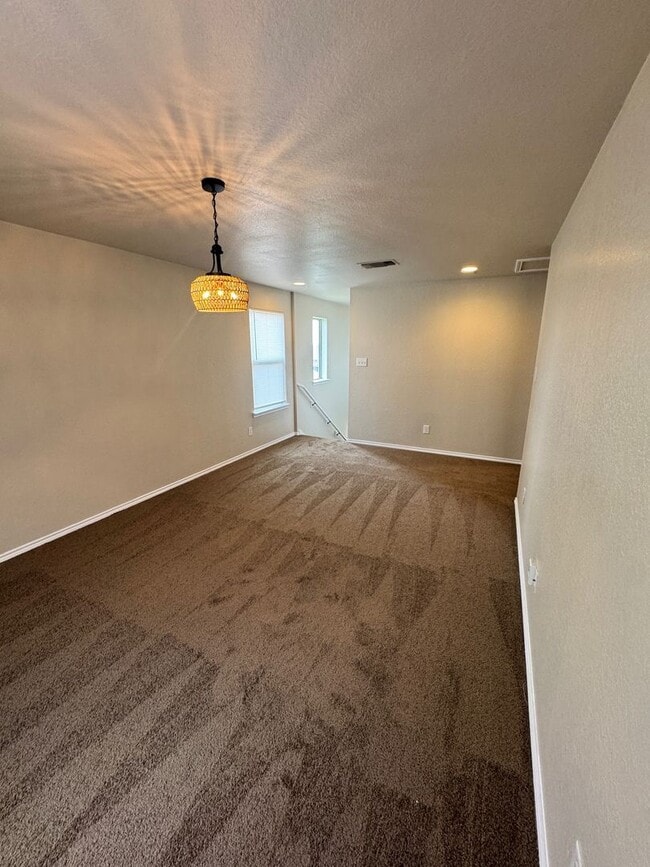 Building Photo - Ready for Move In! Spacious 4 bedroom 3 ba...