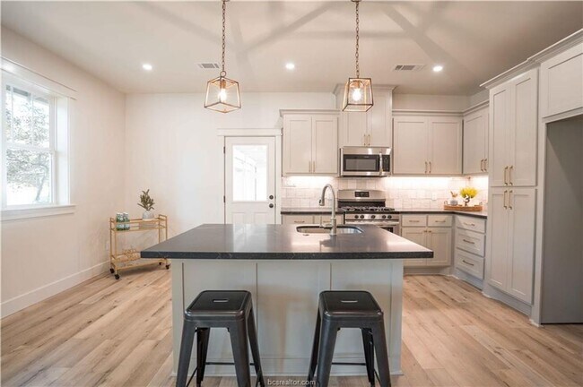 Building Photo - AUGUST 2026 PRE-LEASE!! Stunning Remodeled...