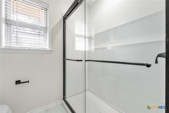 Building Photo - 3017 Oaklawn Dr