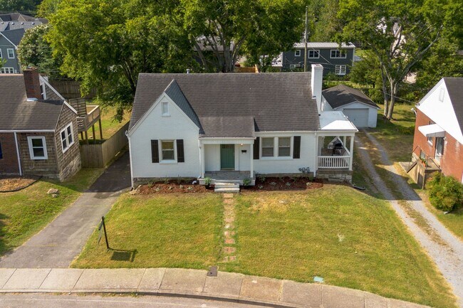 Building Photo - 2313 Sunset Pl