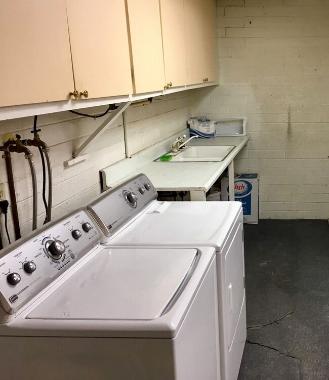 Building Photo - 5 Bedroom/2 Bath Home in amazing ASU Neighborhood