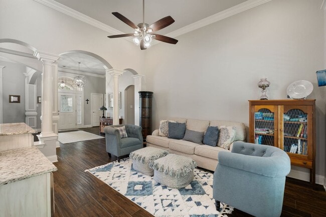 Building Photo - Luxury Living