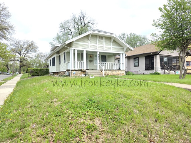 Building Photo - 2100 E 58th St