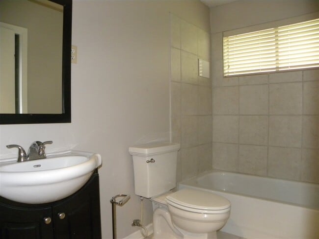 Building Photo - 983 Poplar Leaf Rd