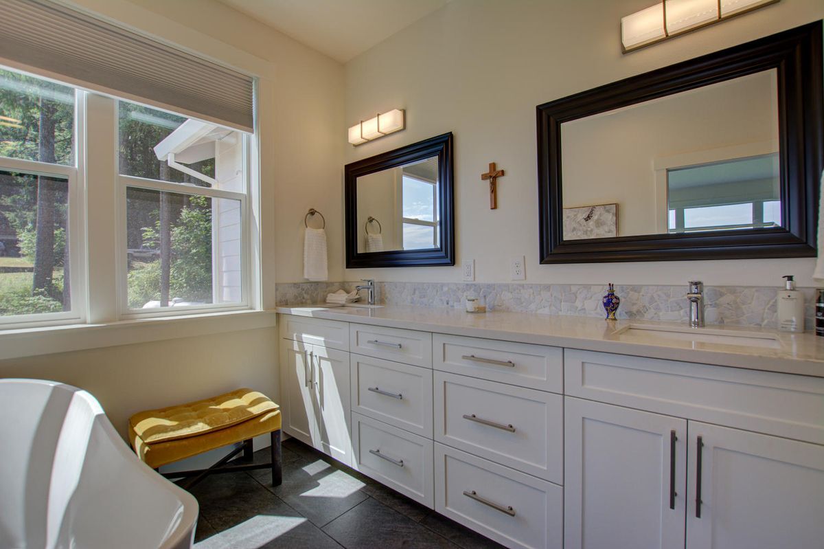 Building Photo - 14070 SE Baumback Ave