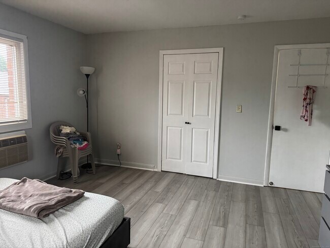 Building Photo - 44 Racebrook Dr