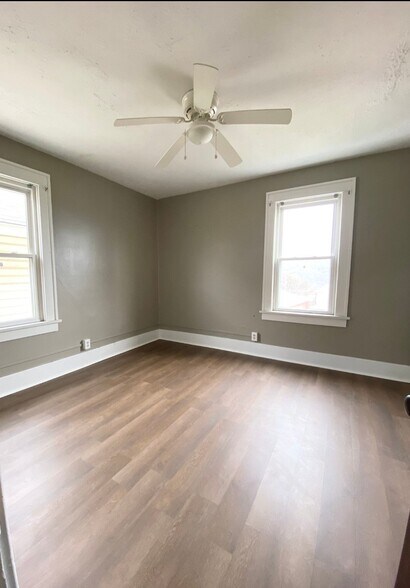 Building Photo - 830 Crest Ave