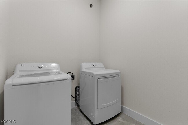 Building Photo - 1134 Cummings St E