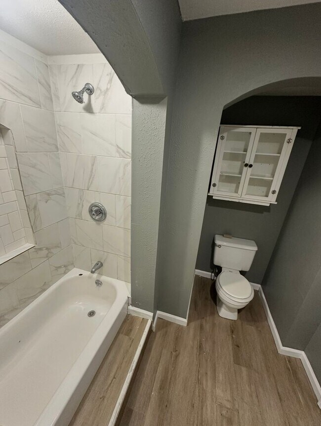 Building Photo - This is a 3bedroom 1 Full bathroom house which has a spacious living room, dining room and full k...