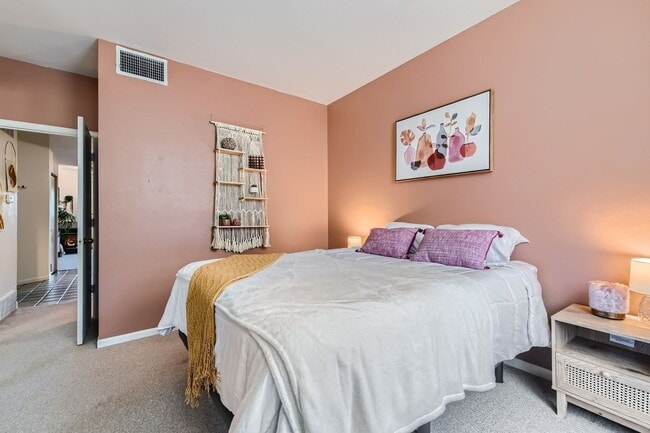 Building Photo - Urban Oasis: Cozy Furnished 1 BDR in Boulder