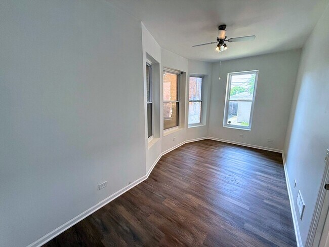Building Photo - 3536 S Prairie Ave
