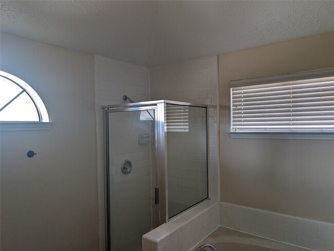 Building Photo - 2026 Sandy Knoll Dr