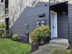 Building Photo - Charming, semi-private 2 bed, 2 bath condo